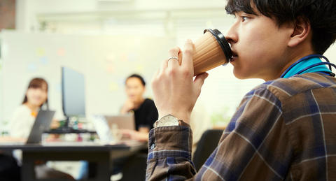 仕事の"やる気スイッチ"を入れる飲み物、<br>男性はコーヒー・女性はお茶が最多