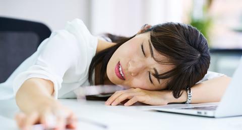 仕事が疲れる原因は？疲れた時の対処法や心身への注意点を解説