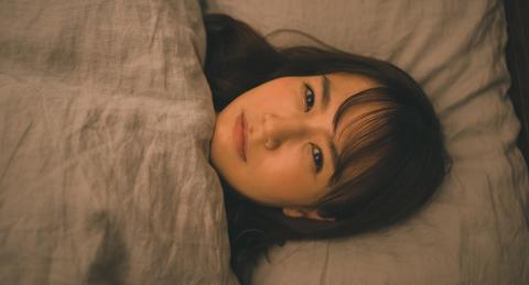 仕事のストレスで眠れない...無理に眠ろうとせず、自然と眠るための方法