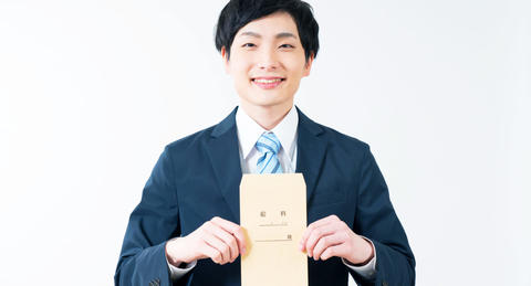 新卒の初任給は平均どれくらい？手取りの計算方法や控除額も解説